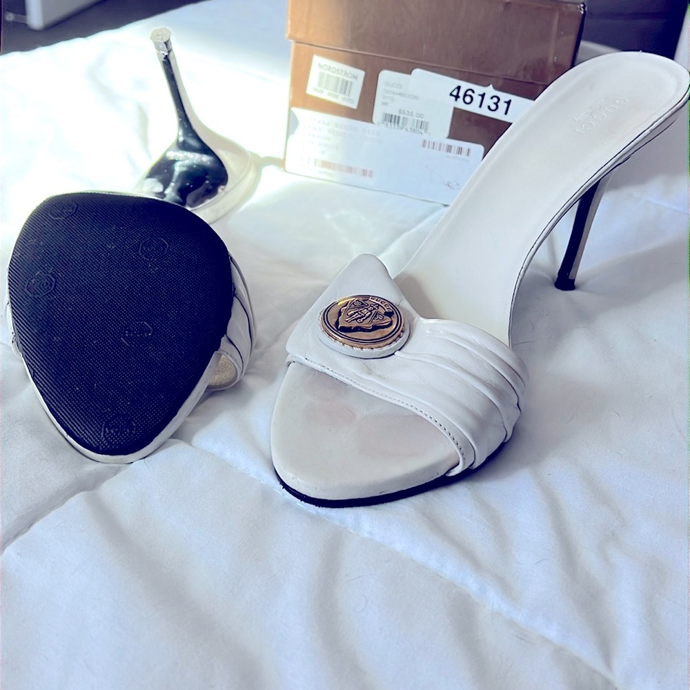 Brand new!!! Only tried on in house amazing Gucci medallion leather logo!!!